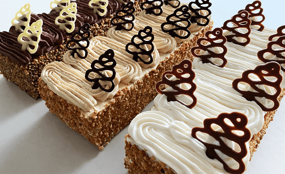 Christmas Cakes with Hazelnut Crunch