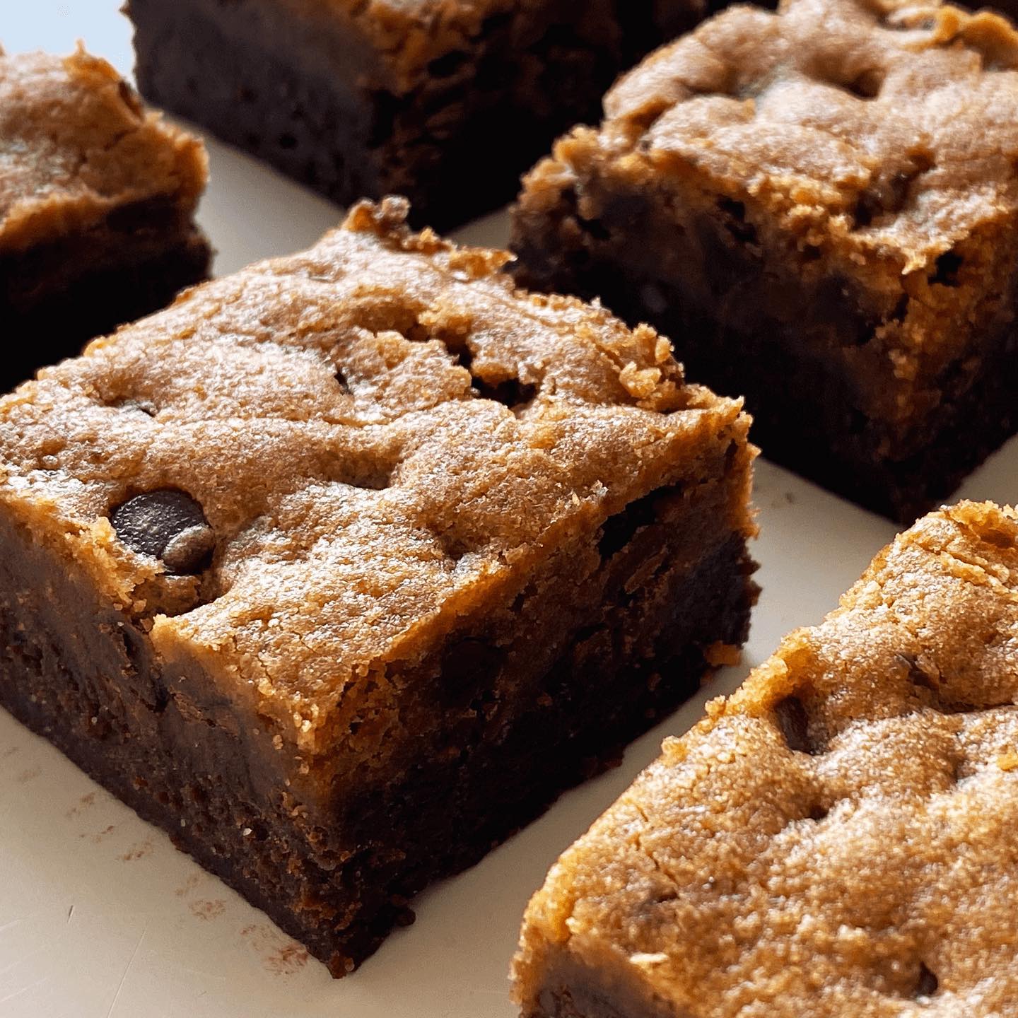 Brownies covered with chocolate chip cookie dough.🍫🍪Find the recipe here: https://youtu.be/5FztD4E14MQ 

#Cookies #Recipe #Brownies #CookieBrownies #Brookies