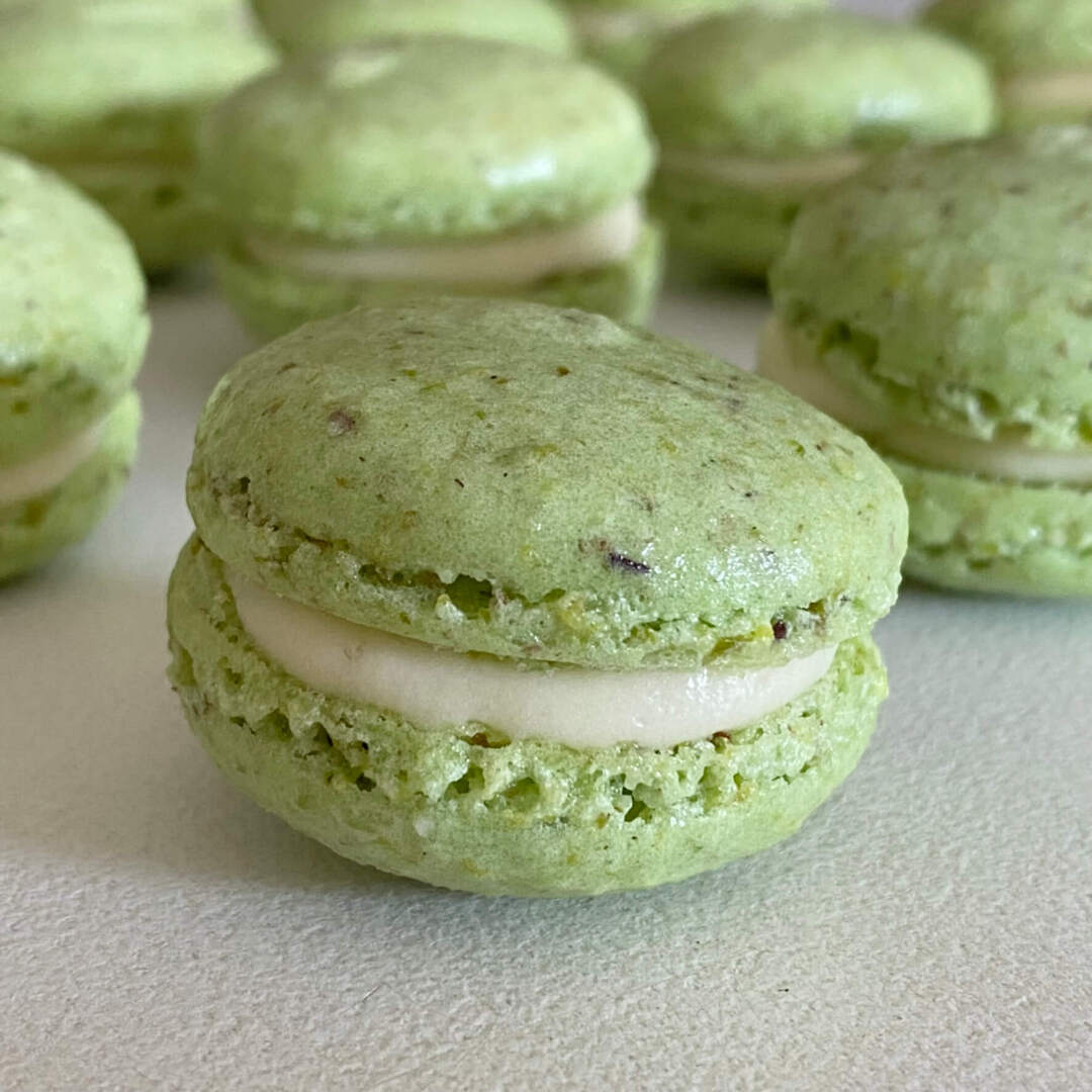 Pistachio Macarons, the perfect treat for any Pistachio lover!😋 Find the recipe here: https://youtu.be/ND39N0VzB24

#Recipe #Food #Baking #Macarons #Pistachio