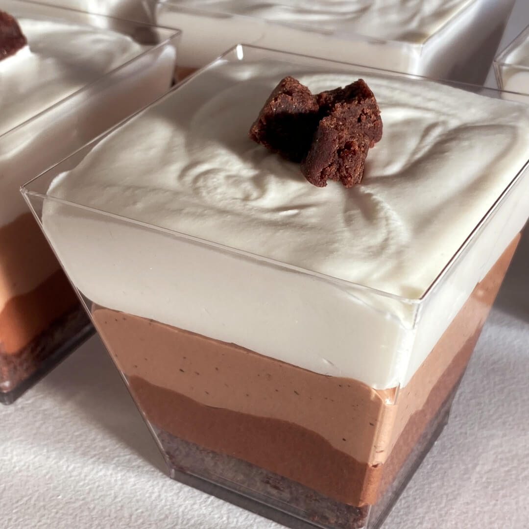 Three layers of Vegan Chocolate Mousse on top of a Vegan Brownie layer!🍫😋 Find the recipe here: https://youtu.be/KYmsoPEg7iQ

#brownies #veganbrownies #baking #veganbaking #chocolatemousse #veganchocolatemousse